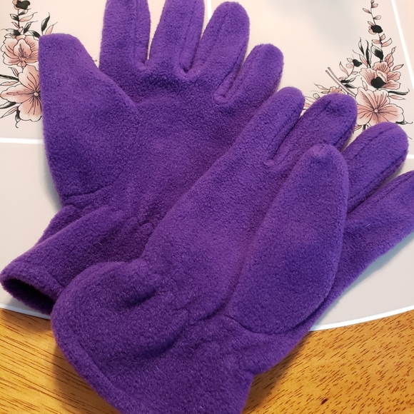 6  Pieces 1 Scarf 3 Hats and 2 Set of Gloves - Picture 4 of 16